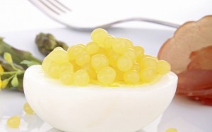 Falso huevo con caviar