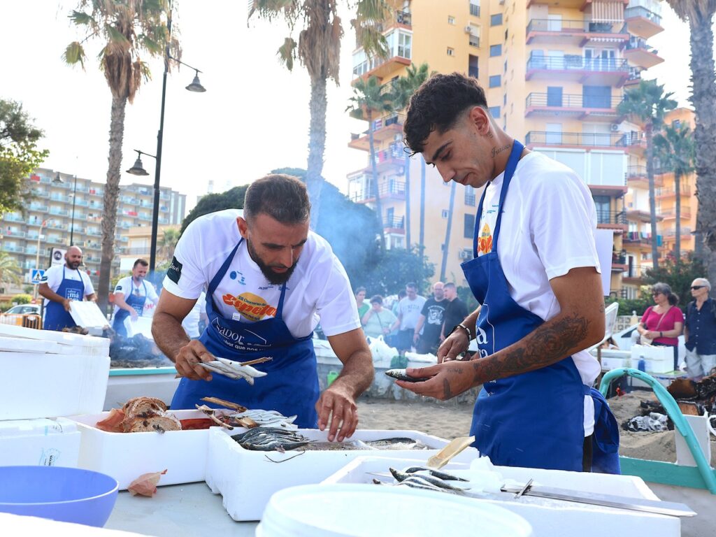 Participantes preparando espetos de sardinas en el XII Concurso de Espetos