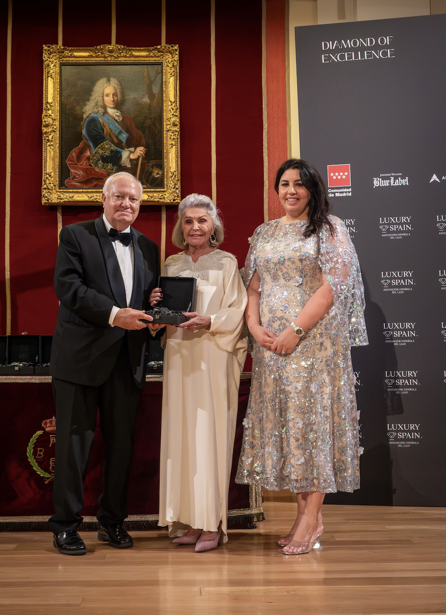 Entrega de un galardón en los International Luxury Awards, con Cristina Martín Blasi
