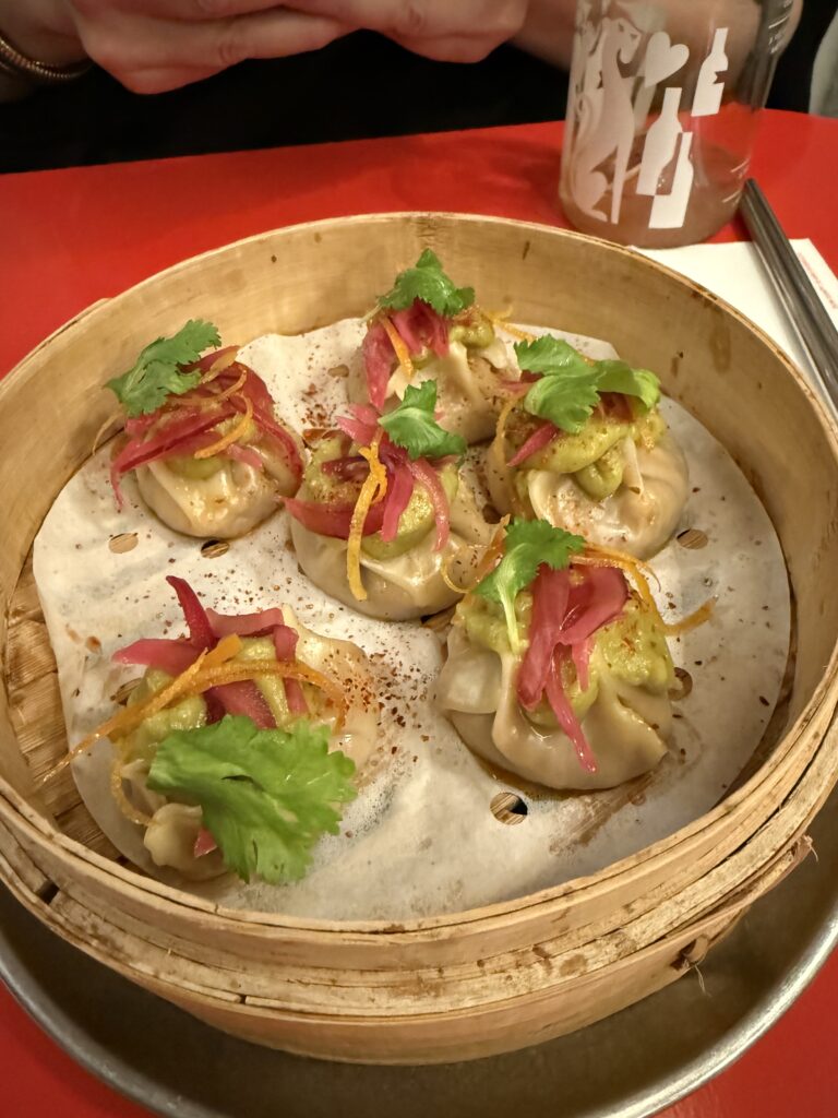 Dumpling de Cochinita Pibil de Dum Dum en cesta de bambú
