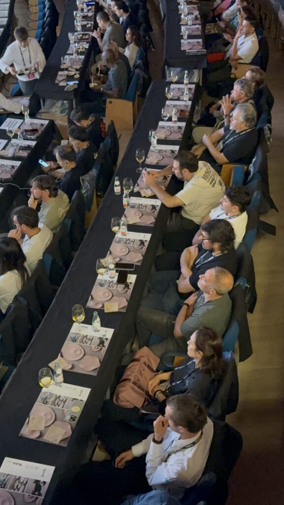 Público en las mesas de degustación del auditorio del Kursaal en Gastronomika 2026