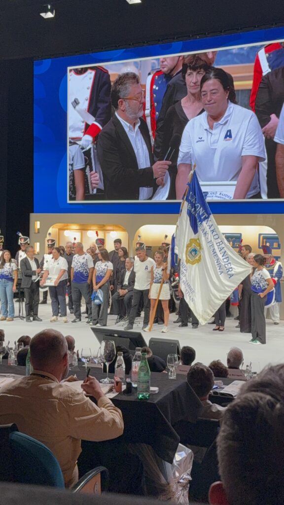 Equipo de remo femenino con su bandera en el homenaje a Martín Berasategui