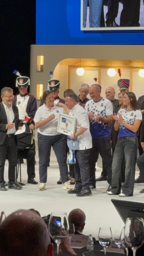 Tamborrada y equipo de remo en el homenaje a Martín Berasategui en el Kursaal