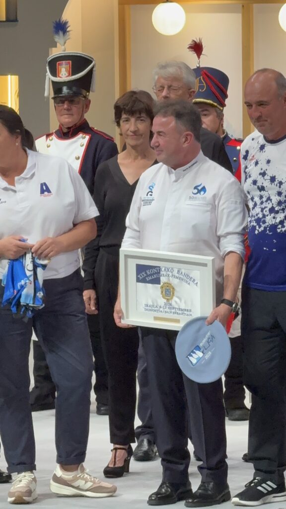 Homenaje a Martín Berasategui con la tamborrada y el equipo de remo femenino