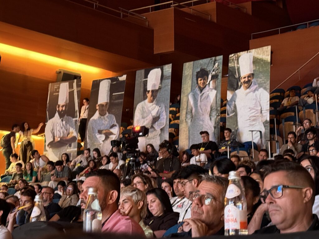 Retratos gigantes de los fundadores de la Nueva Cocina Vasca sobre el público del Kursaal