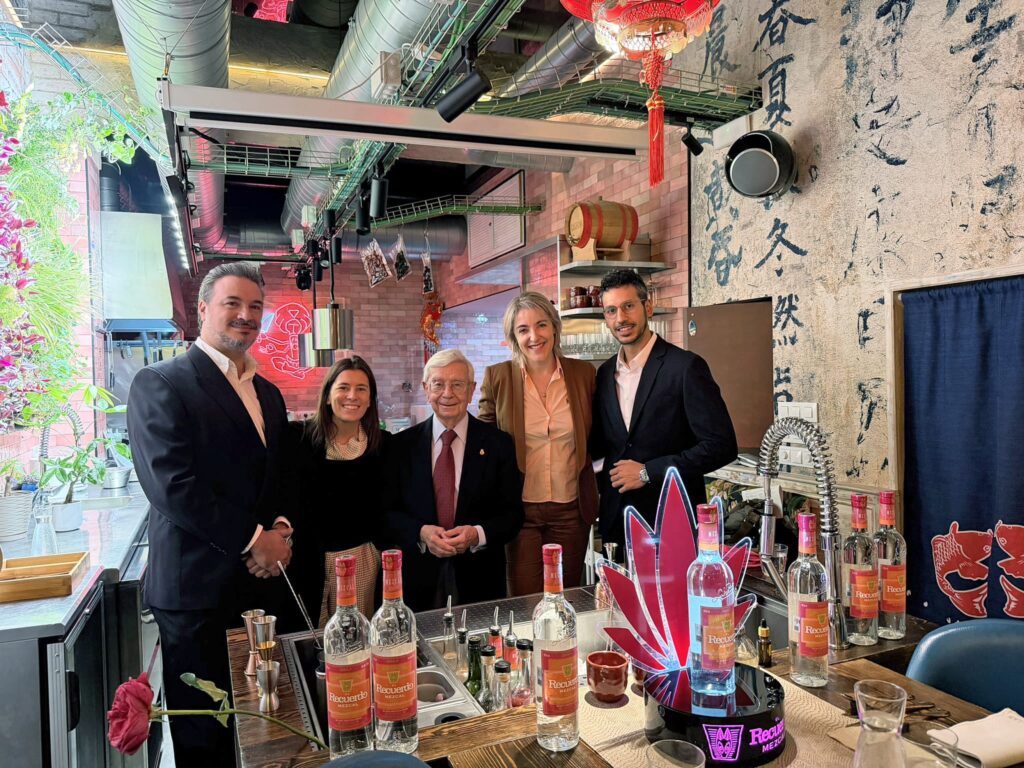 Antemesa: cócteles de mezcal y tapas en Salmón Gurú, Madrid